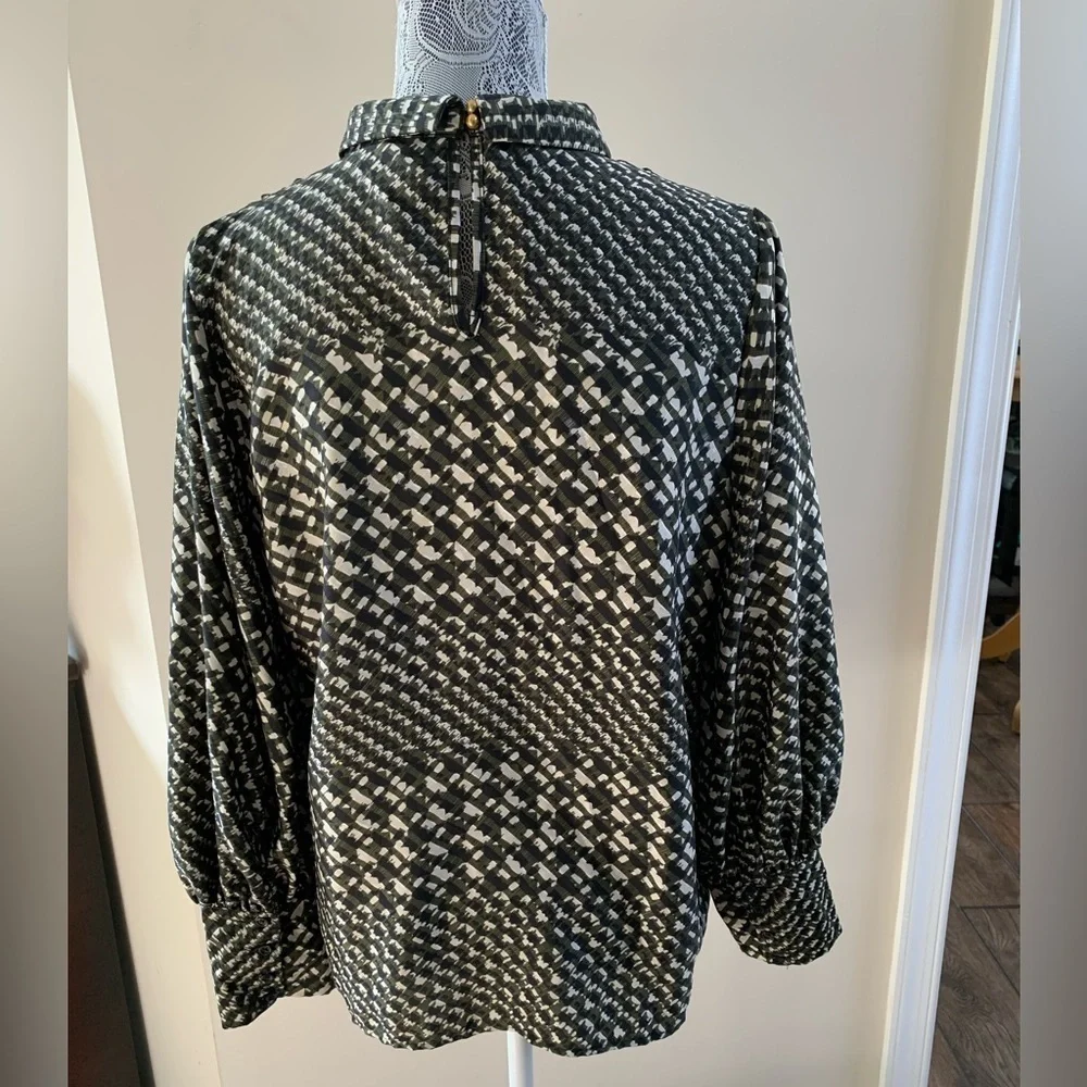 Who What Wear Lightweight Blouse Shirt Medium Top High Neck Pleated Shoulders - Picture 2 of 6